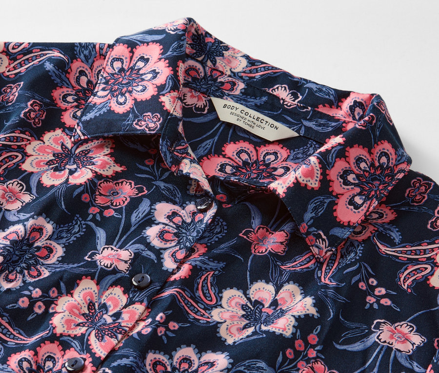 Detail tkaného pyžama s kvetinovým vzorom.