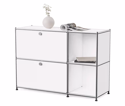Biela kovová odkladacia skrinka »CN3« s 2 výklopnými priehradkami. Hore váza s kvetmi a časopis.