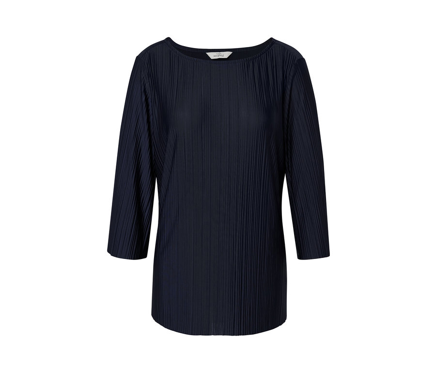Tmavo modré plisované blúzkové tričko s trojštvrťovými rukávmi.