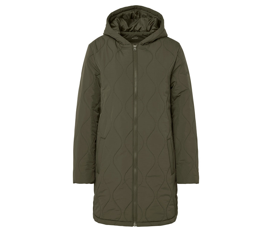 Olivovo-zelený prešívaný kabát s kapucňou a zipsom uprostred.