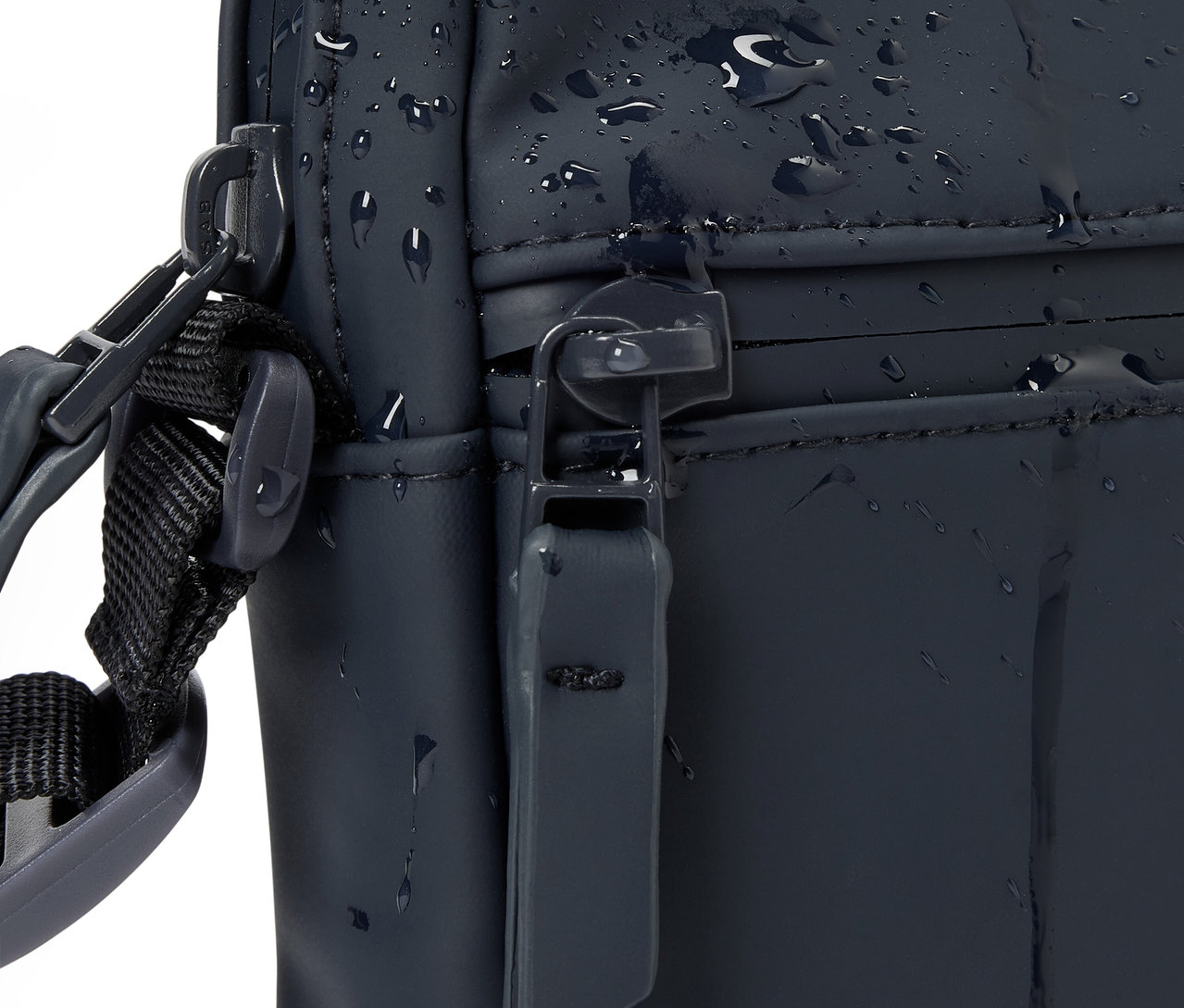 Detail tašky na rameno do dažďa.