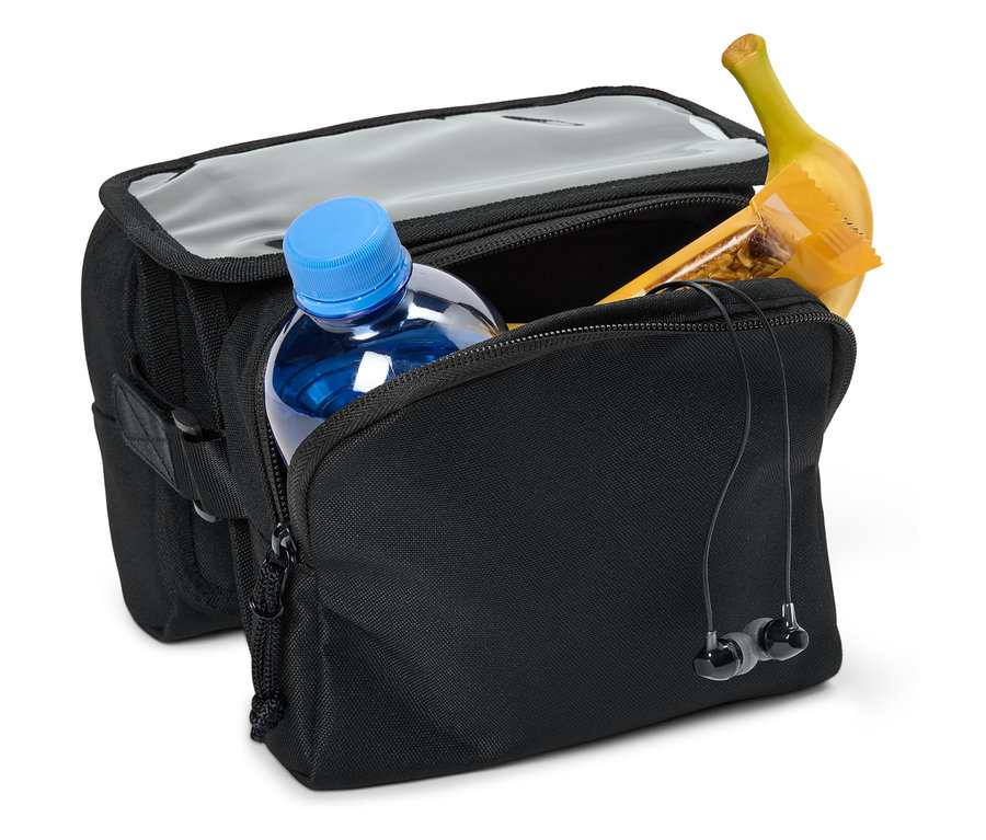 Čierna taška na bicykel je naplnená fľašou s vodou, cereálnou tyčinkou, banánom a slúchadlami.