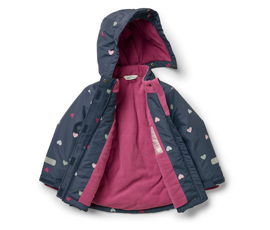 Otvorená tmavomodrá bunda s kapucňou, ružovou fleecovou podšívkou a potlačou srdiečok.