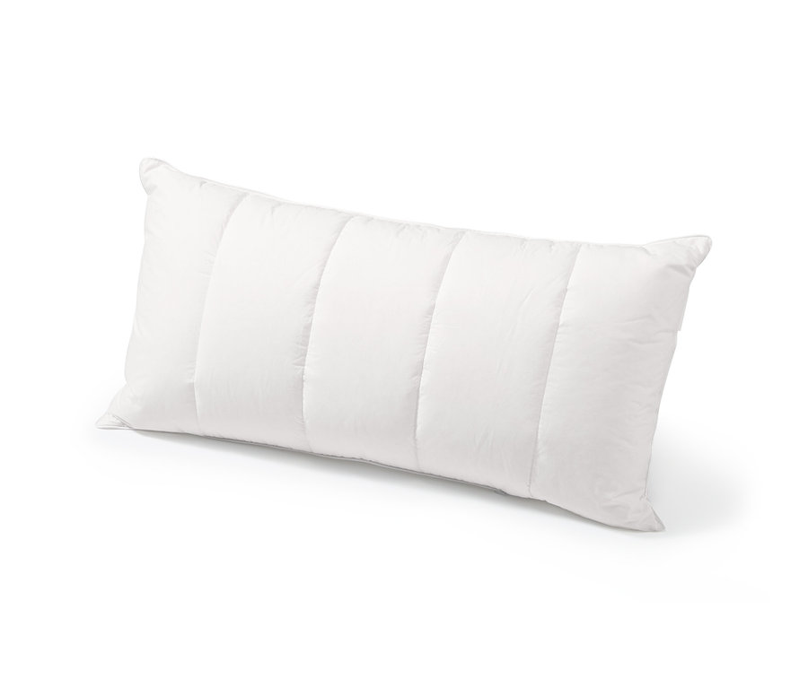 Biely vankúš s výplňou z borovice limbovej leží na bielom pozadí.