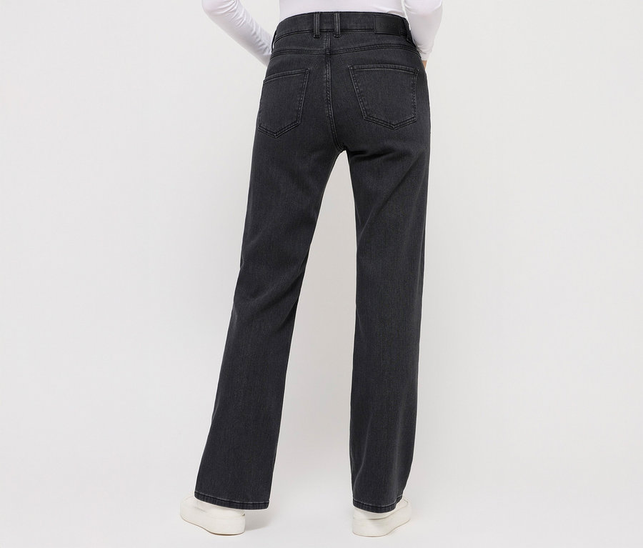 Pohľad zozadu na ženu nosiacu tmavosivé džínsy Angels Denim »Lara«, Straight Fit a biele tenisky.
