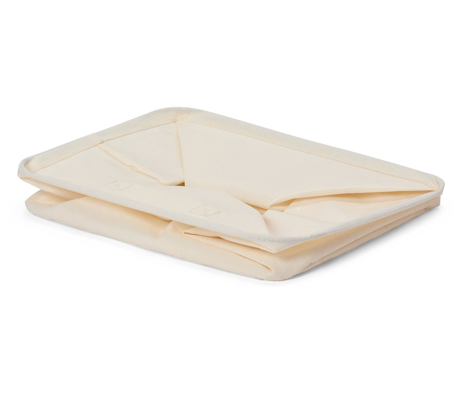 Zložený krémový látkový úložný box.