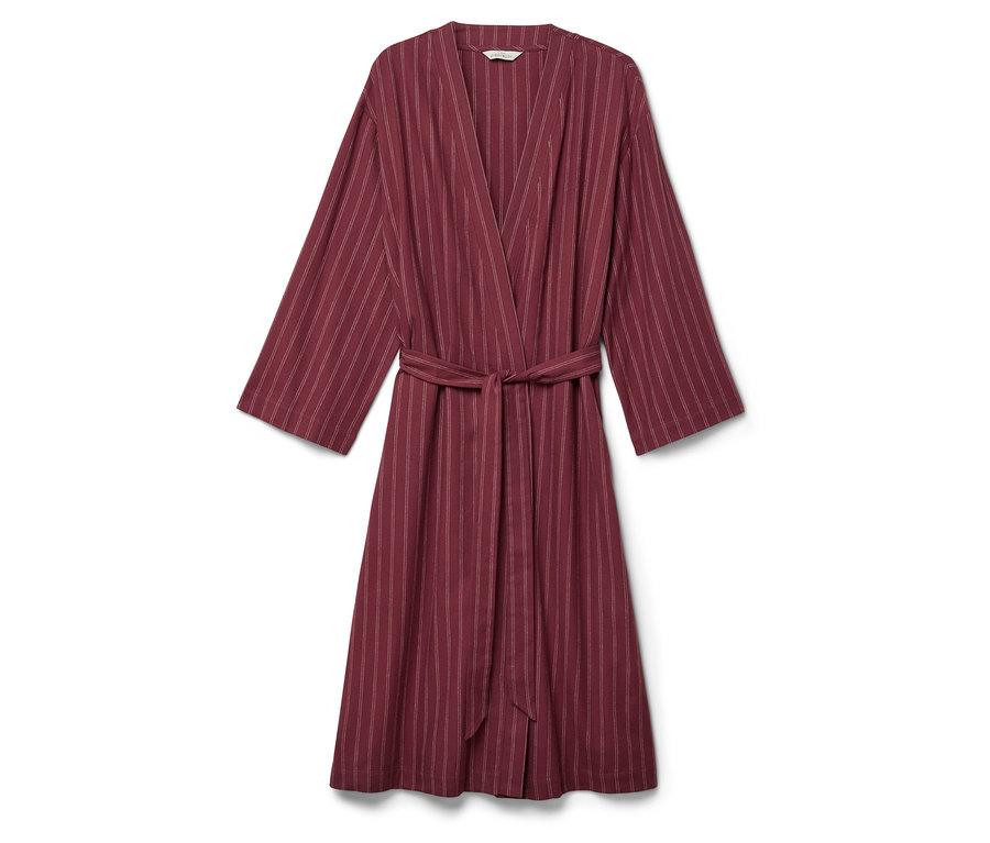 Bordový župan s bielymi prúžkami a opaskom.