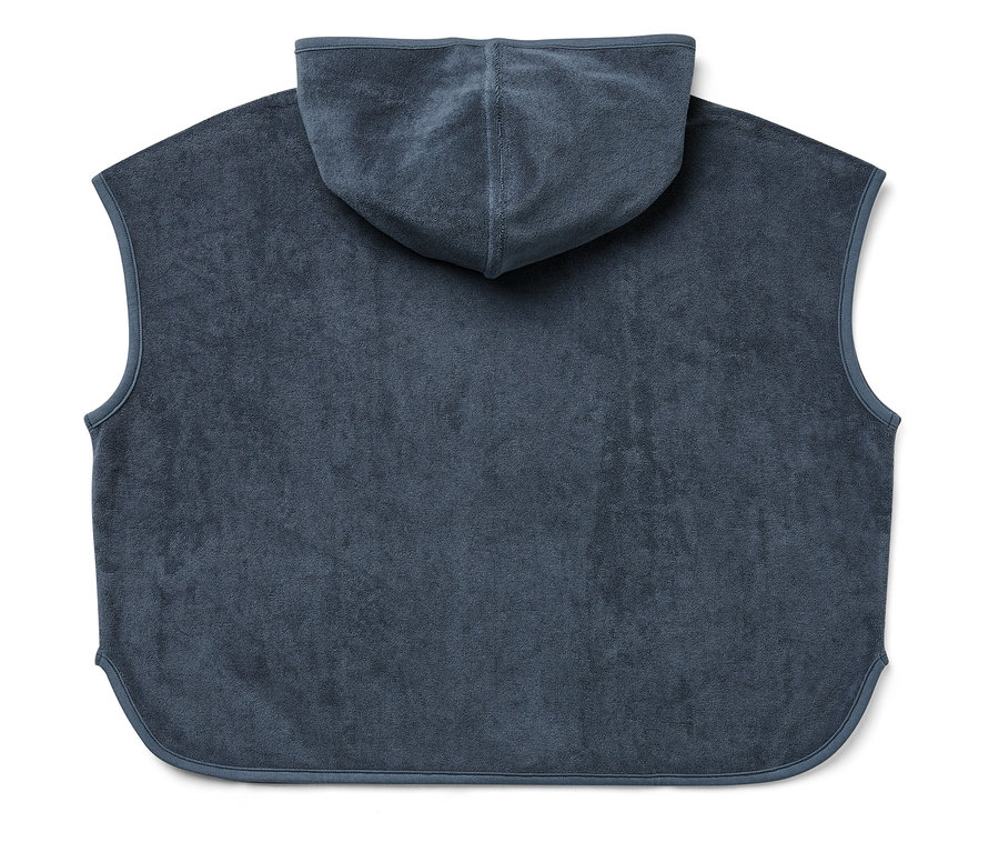 Tmavo modré froté pončo s kapucňou.