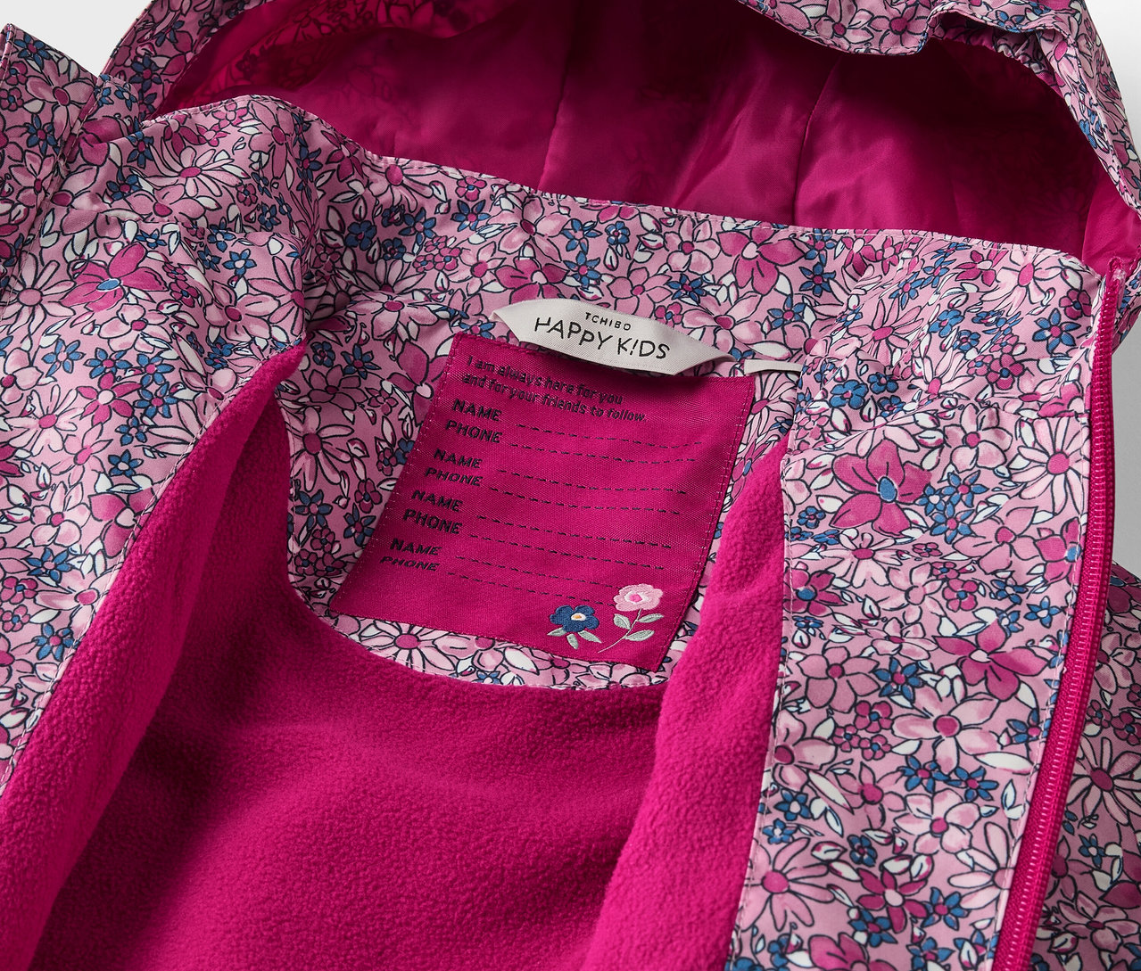 Detail detskej termobundy do dažďa s kvetinovou potlačou.