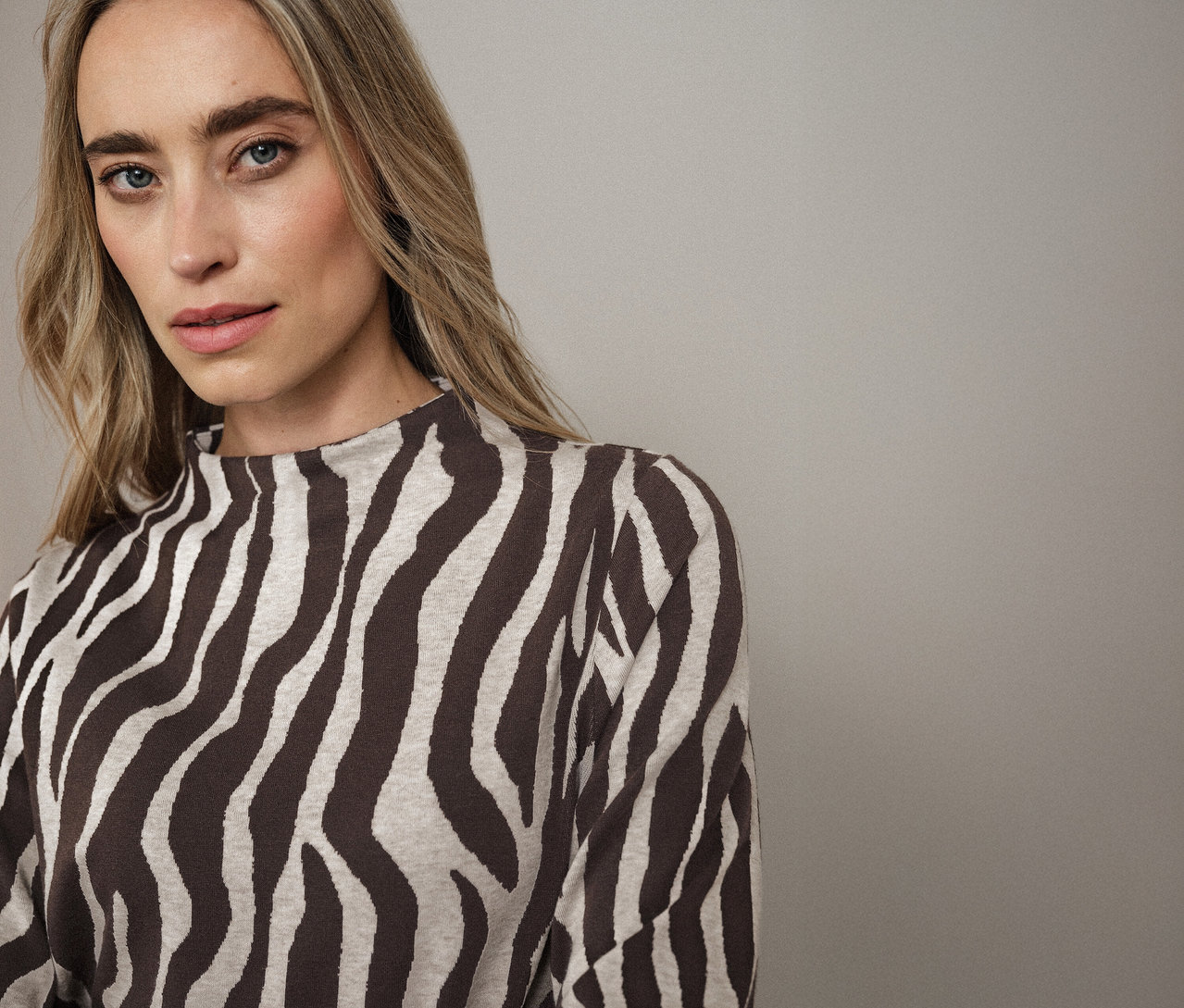 Žena má na sebe žakárovú košeľu Street One so vzorom zebry.