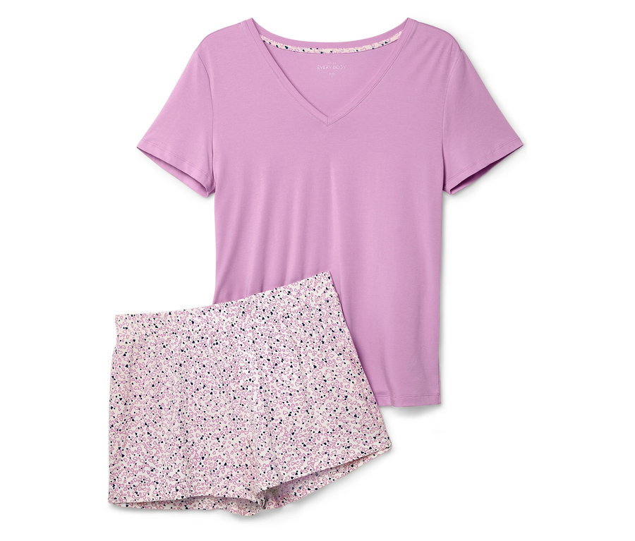 Fialové tričko s krátkym rukávom a šortky s potlačou.