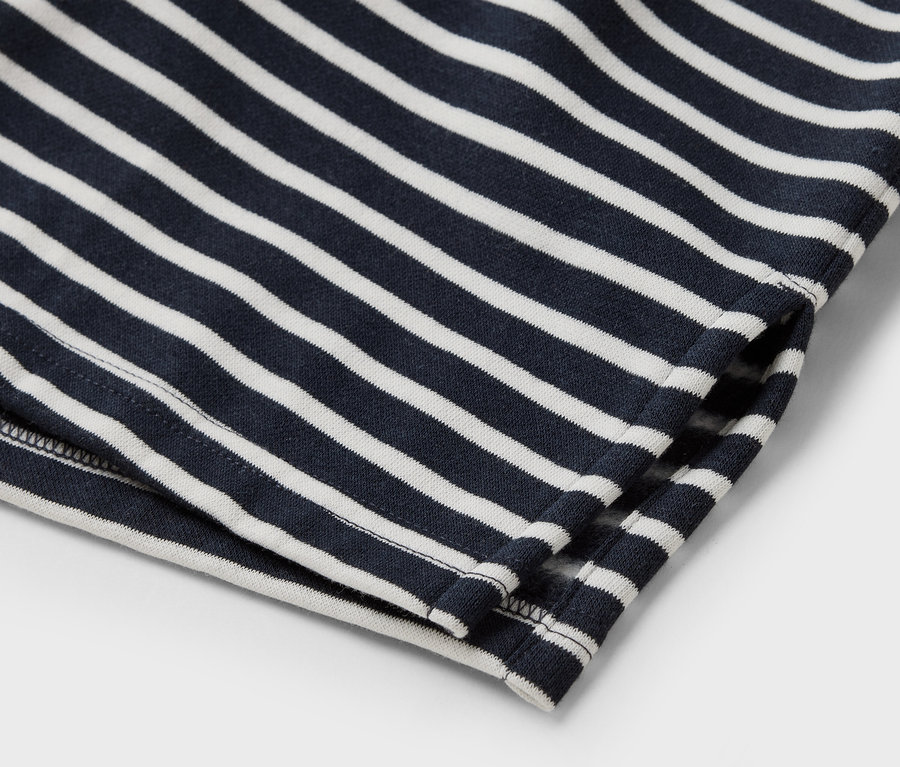 Detail modro-biele pruhovaného oblečenia.