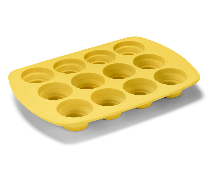 Žltá silikónová forma na muffiny s dvanástimi priehlbinami usporiadanými v obdĺžniku.