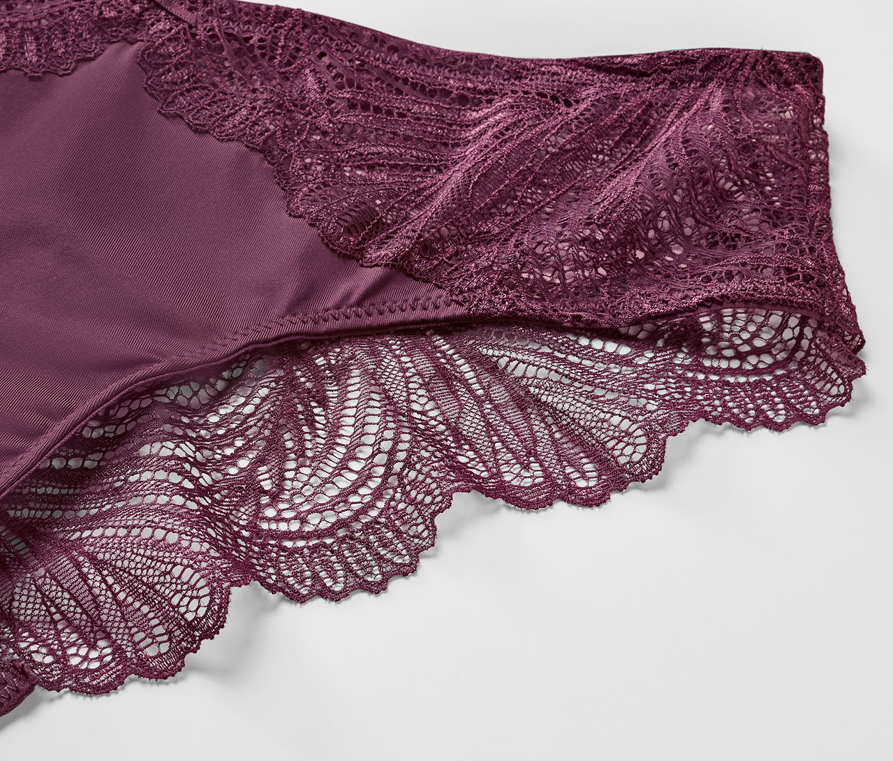 Detail fialových brazílskych nohavičiek, 2 ks, s čipkou.