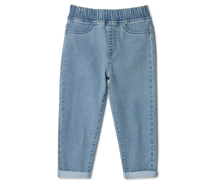 Svetlé džínsy s elastickým pásom a vyhrnutými nohavicami, ležiace na bielom pozadí.