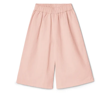 Ružové culottes s elastickým pásom ležia na bielom pozadí.