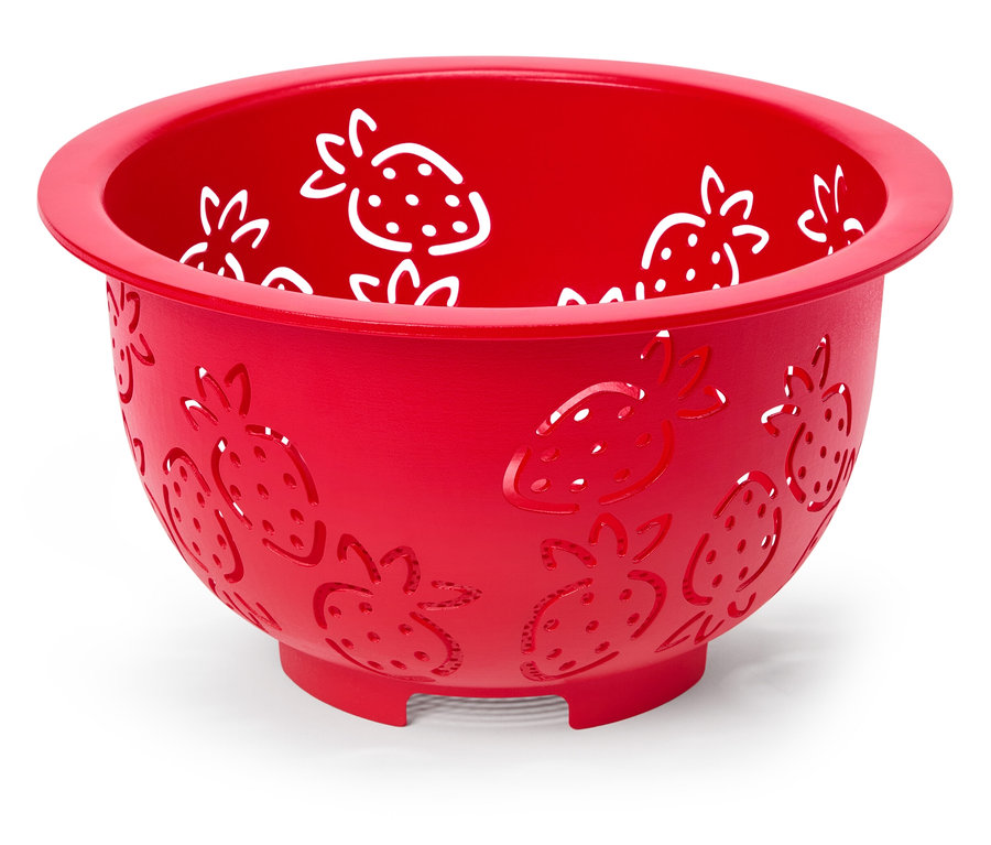 Červené sitko s jahodovým vzorom.