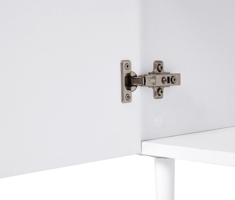 Detailný záber skrinky so strieborným pántom.