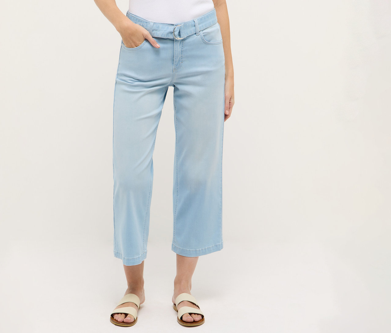 Osoba má na sebe Angels Denim »Linn City« skrátené džínsy, vybielené modré.
