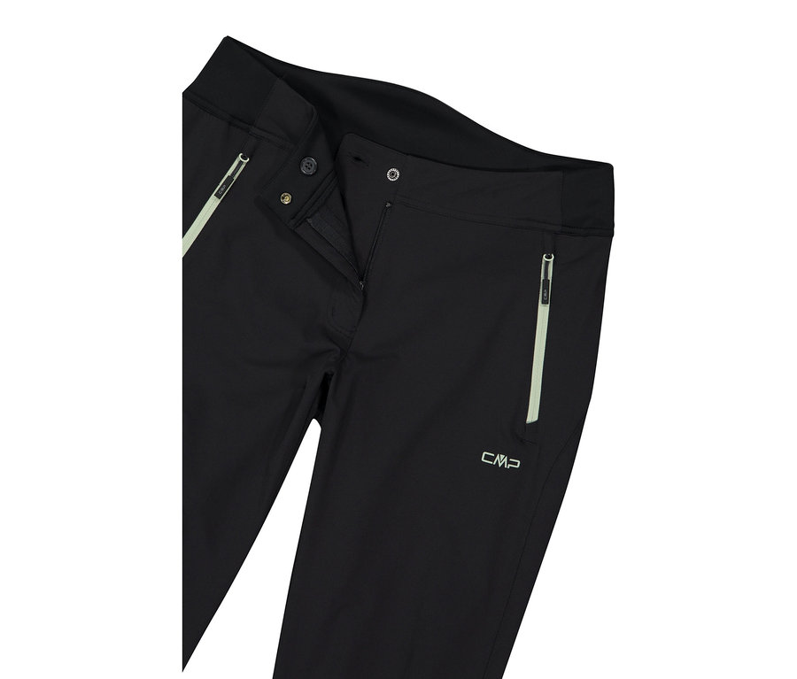 Detailný záber na čierne nohavice CMP, čiastočne rozopnuté, s viditeľným zipsom a vreckami.