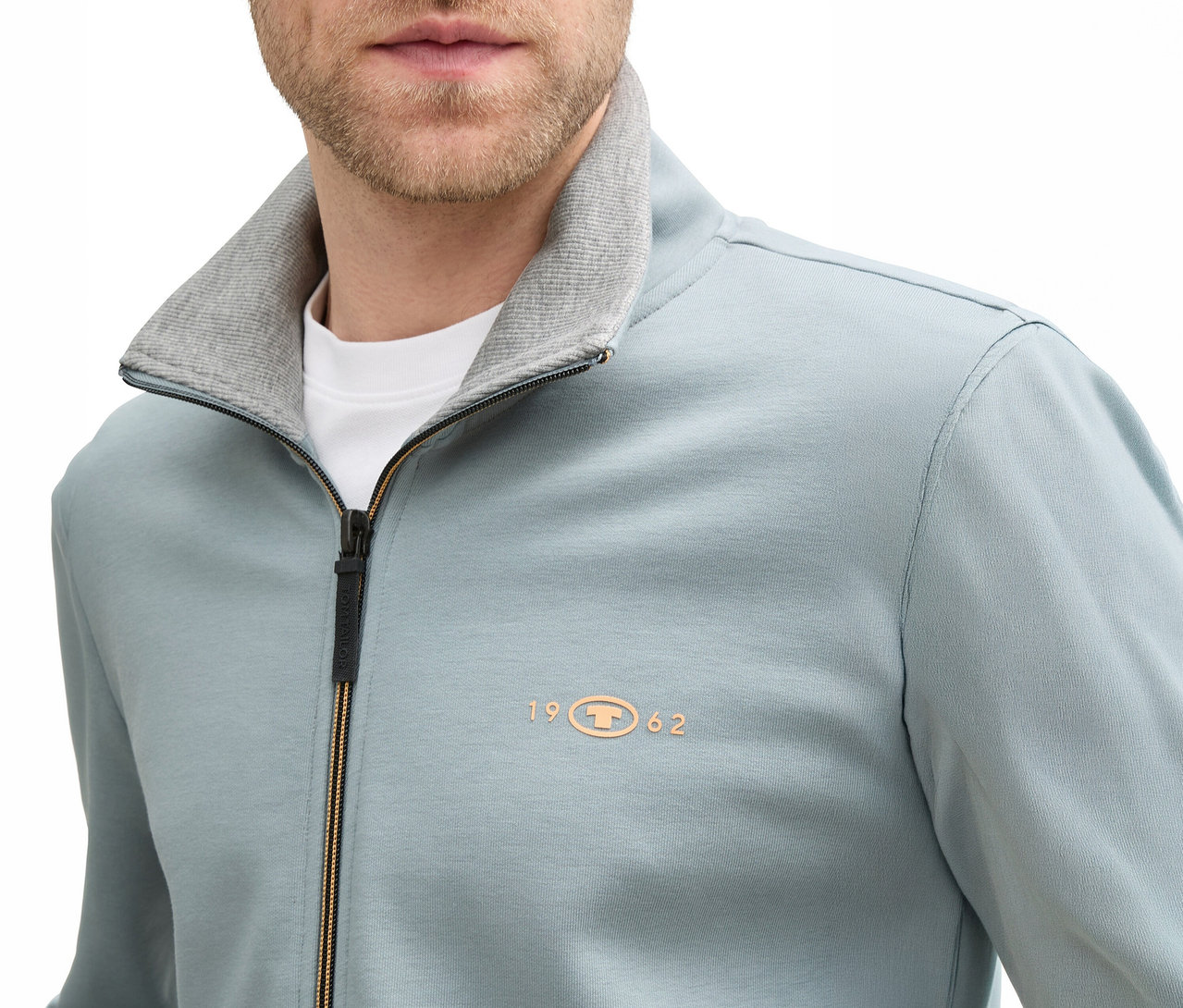 Detail muža v mikine so stojačikom Tom Tailor, mätová sivá, rozopnutý zips, sivý golier.