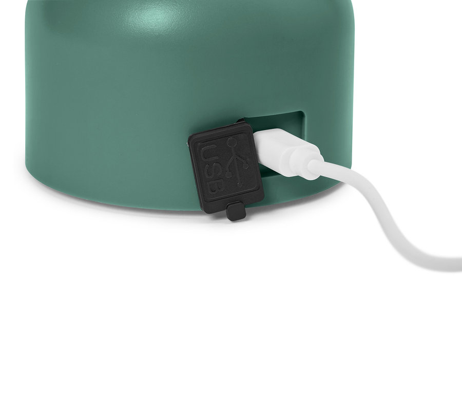Detailný záber mätovo zeleného zariadenia so zapojeným USB káblom.