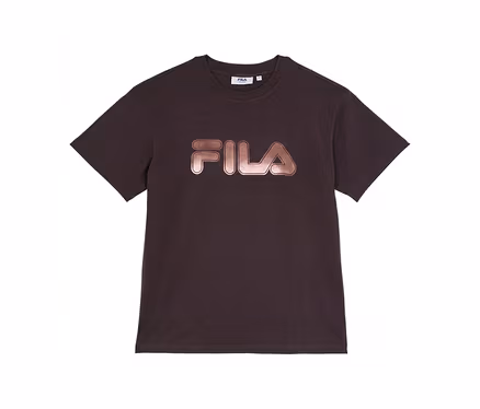 Tmavohnedé tričko s krátkym rukávom a metalickým ružovo-zlatým logom FILA na hrudi.