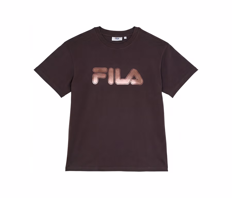 Tmavohnedé tričko s krátkym rukávom a metalickým ružovo-zlatým logom FILA na hrudi.