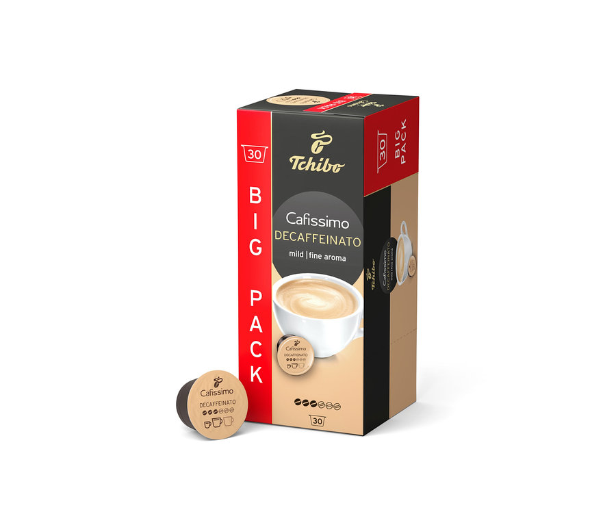 Zvisle stojí balenie Tchibo Cafissimo Decaffeinato - 30 kapsúl. Vedľa leží kapsula.