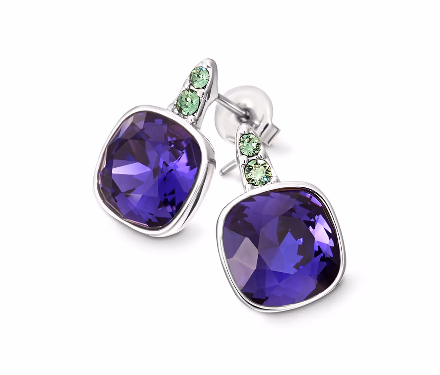 Dvoje náušnice zdobené krištáľmi od Swarovski® s fialovým a zeleným kameňom.