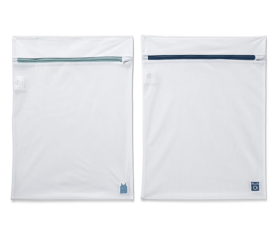 Dve biele cestovné sieťky na bielizeň.