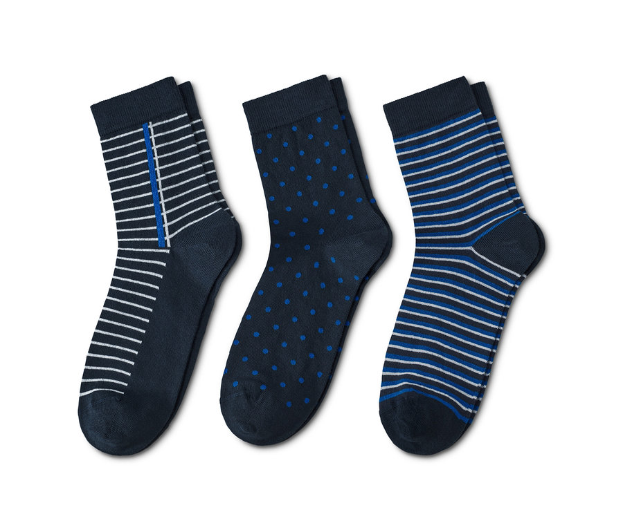 Tri páry ponožiek s rôznymi vzormi.