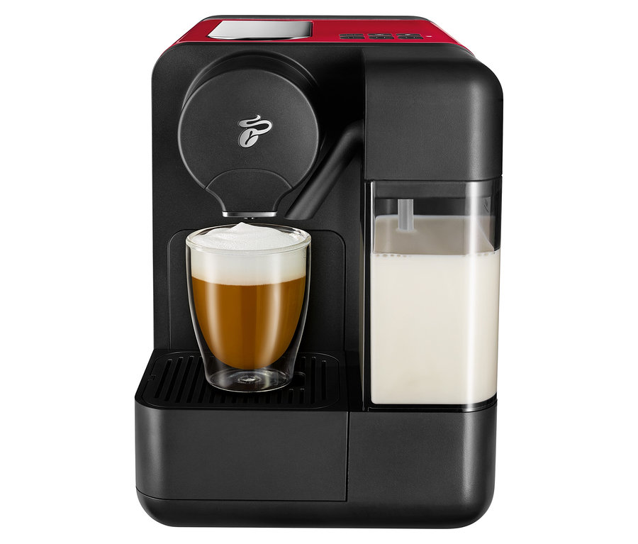 Čierny kávovar Cafissimo milk, červená farba, s šálkou cappuccina.