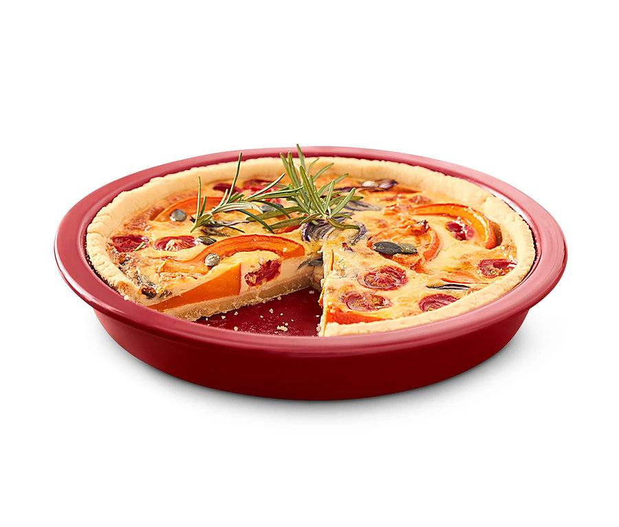 Červená forma na tarte s kúskom tarte.