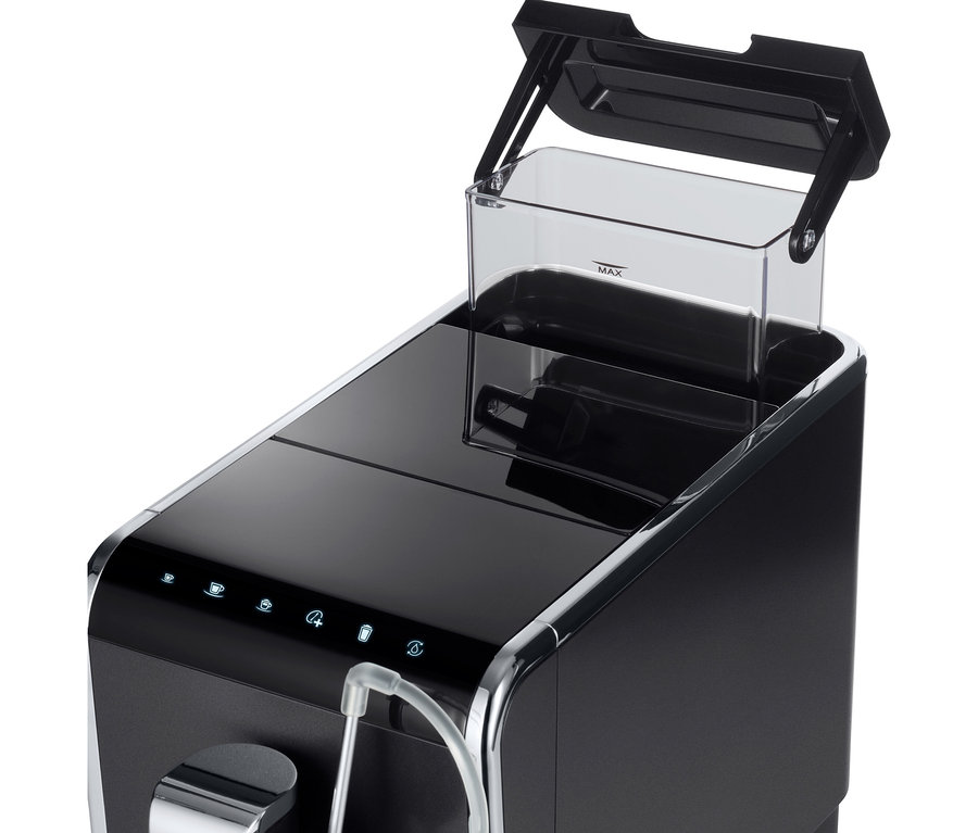 Detail plnoautomatického kávovaru Tchibo »Esperto Pro« v antracitovej farbe s otvoreným zásobníkom na vodu.