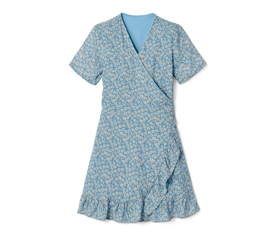 Modré zavinovacie šaty s kvetinovou potlačou.