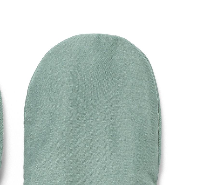 Dve zelené odklápacie bežecké rukavice ležia vedľa seba.