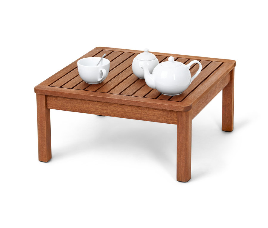Na outdoorovom lounge stole cca 62 x 62 cm stojí biela šálka s lyžičkou, cukornička a kanvica.