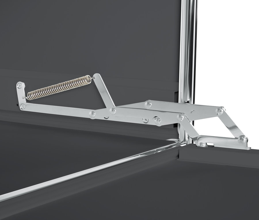 Detail šedej kovovej vysokej skrinky »CN3« so 4 výklopnými priehradkami a mechanizmom otvárania.
