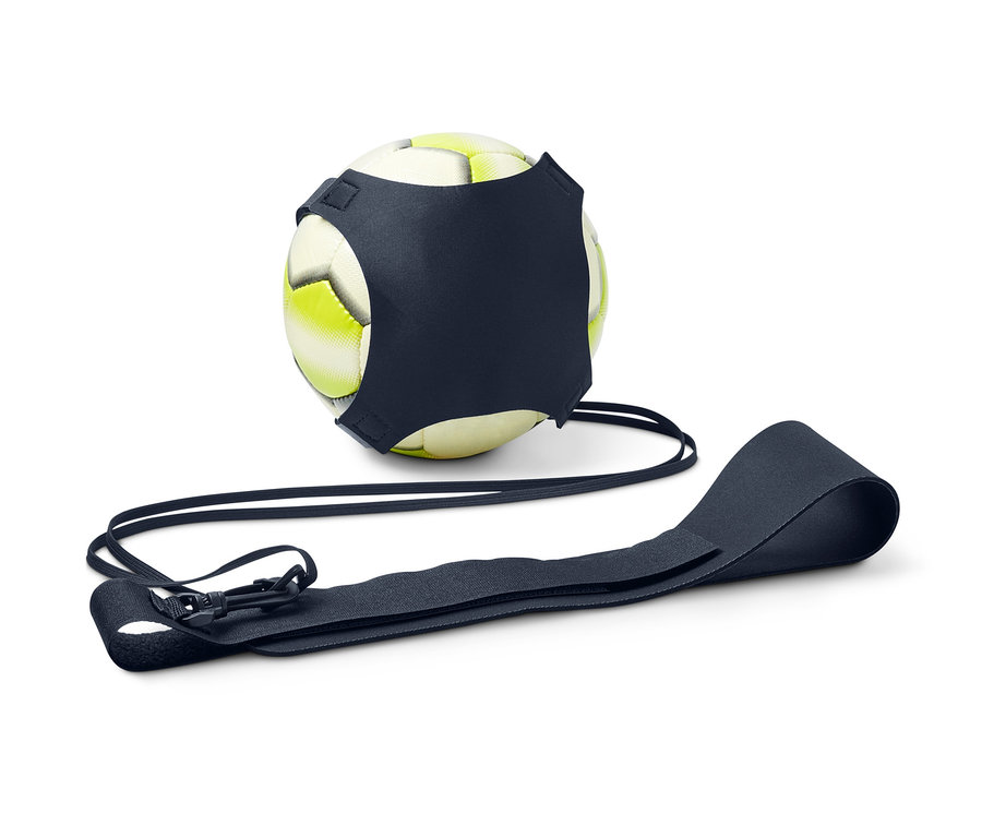 Futbalová lopta vo futbalovom trenažéri.