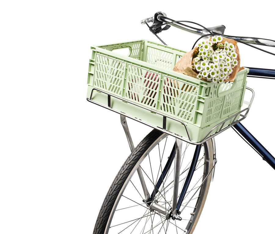 Debnička na mestský bicykel, skladacia a nosič na predné koleso bicykla s kyticou bielych kvetov.