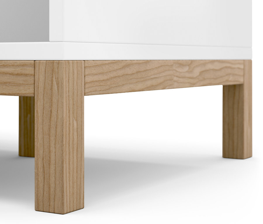 Detail komody s drevenými nohami.