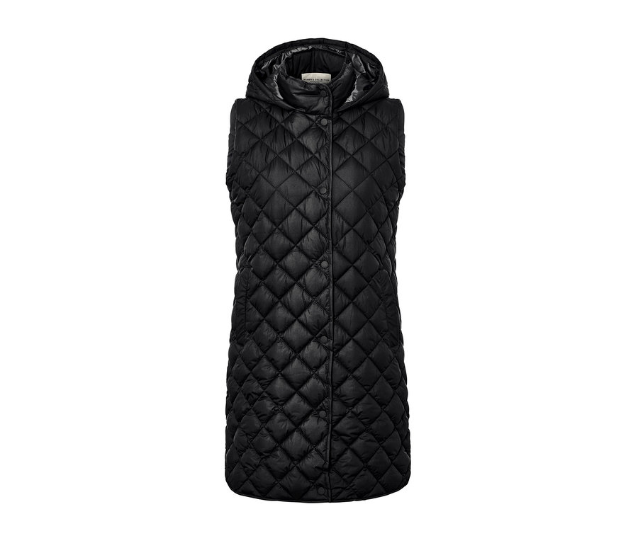 Čierna dlhá prešívaná vesta s kapucňou.