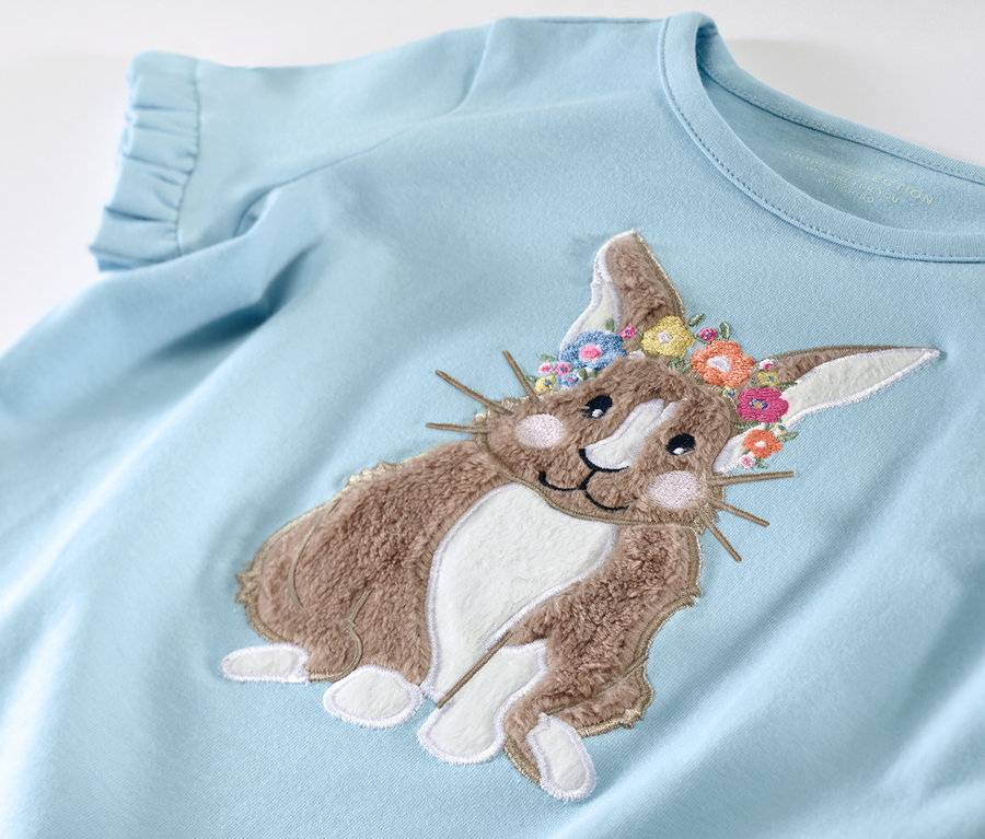Svetlomodré dievčenské tričko s aplikáciou zajačika s kvetinovou korunou.