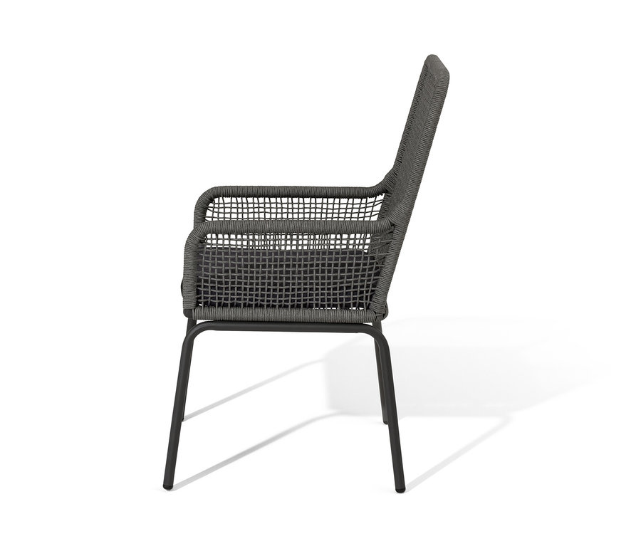 Bočný pohľad na stoličku s vysokým operadlom s textilným výpletom.