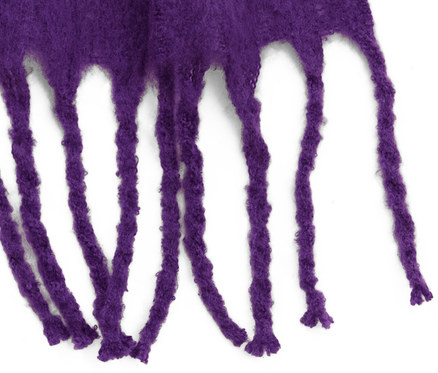 Detail fialovej tkanej šály s strapcami.