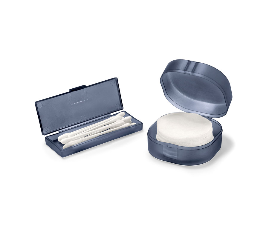 Súprava na uskladnenie: otvorená modrá nádoba s vatovými tyčinkami a otvorená modrá okrúhla dóza s vatovými tampónmi.