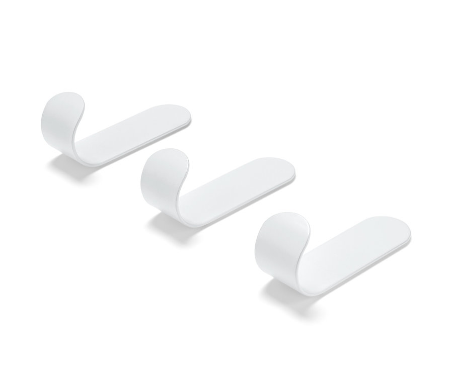 Tri samolepiace háčiky.