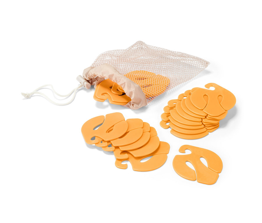 Oranžové sponky na ponožky, 20 ks, čiastočne v sieťovom vrecku.