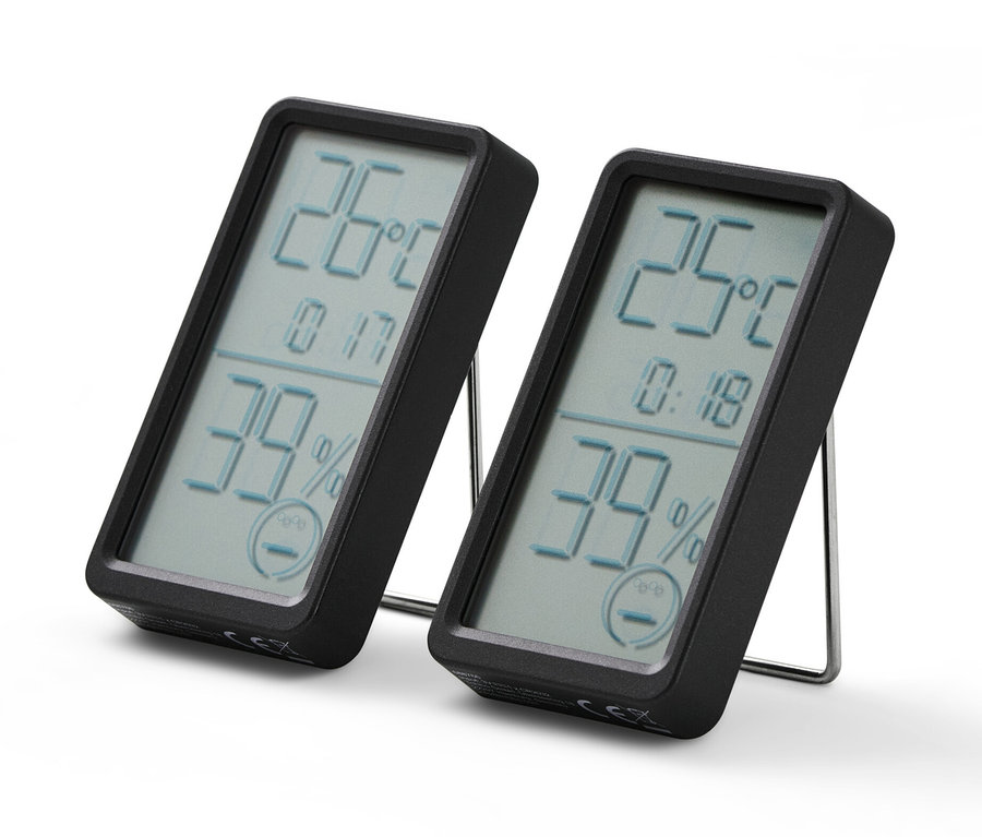 Dva čierne izbové teplomery s digitálnym displejom zobrazujú teplotu a vlhkosť.